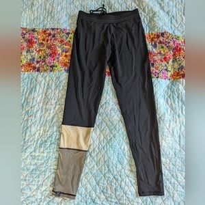 Surf Leggings in Black with Accents on Right Leg Women's Size Medium